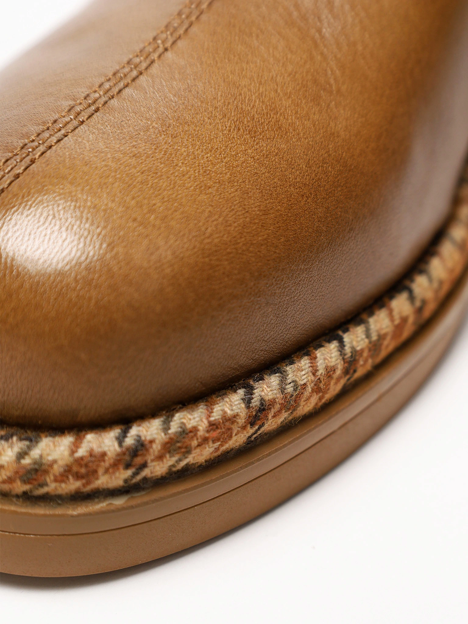 Ботинки светло-коричневого цвета на среднем широком каблуке